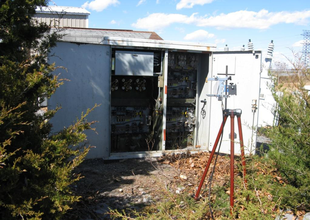 Log Periodic antenna aimed at the enclosure with the doors open (above)
