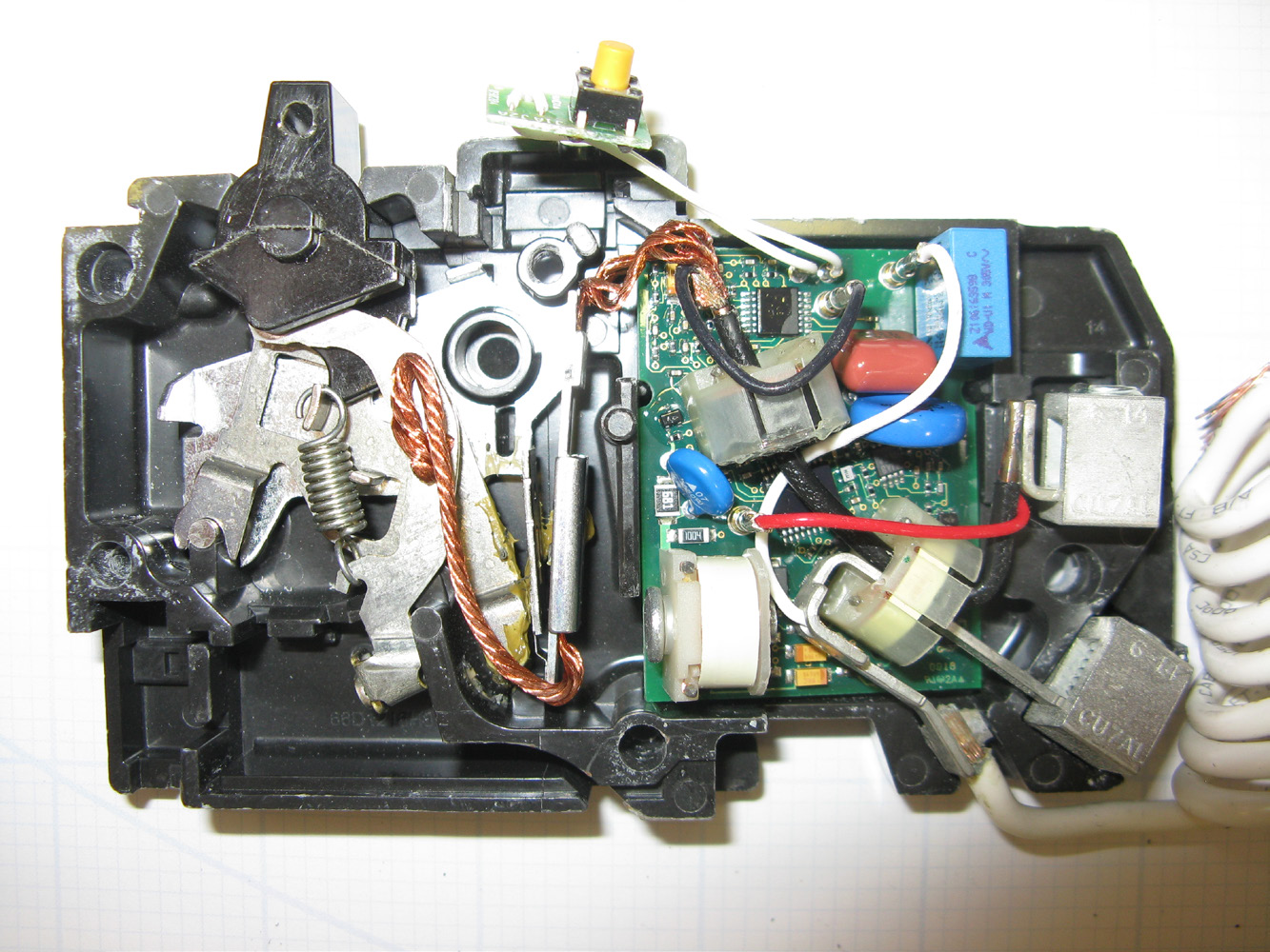 Figure 2. Arc breaker internals, showing advanced electronic circuitry to recognize arc patterns in real-time