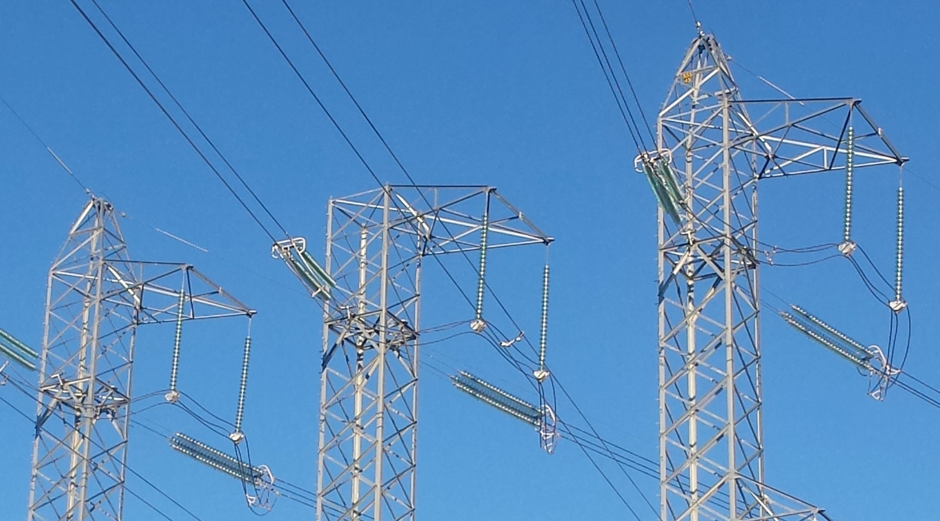 Figure 4. High voltage transmission line using bundling technique. Spacers are used to spread parallel conductors apart to reduce skin effect losses.